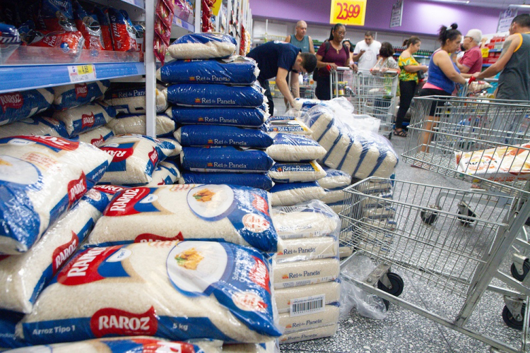 Governo zera tarifa de importação de arroz devido às enchentes no RS