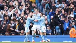 Haaland comemora com Foden e Bernardo Silva após marcar o quarto gol do Manchester City