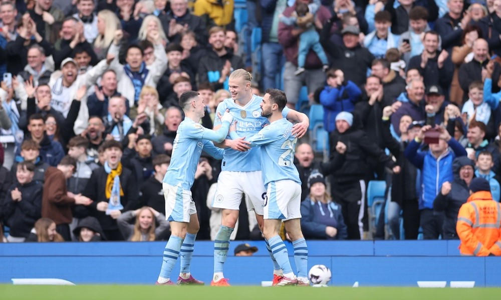 Haaland comemora com Foden e Bernardo Silva após marcar o quarto gol do Manchester City