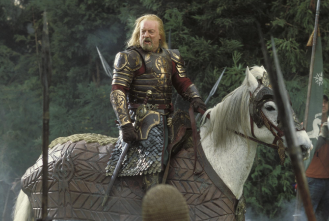 O ator Bernard Hill como Rei Théodon em 