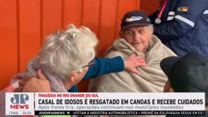 Enchentes no RS: casal de idosos é resgatado por voluntários
