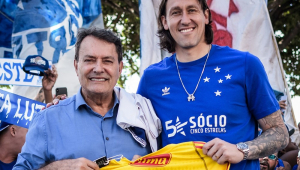 Cássio recebe camisa personalizada das mãos de Pedro Lourenço, acionista majoritário do Cruzeiro