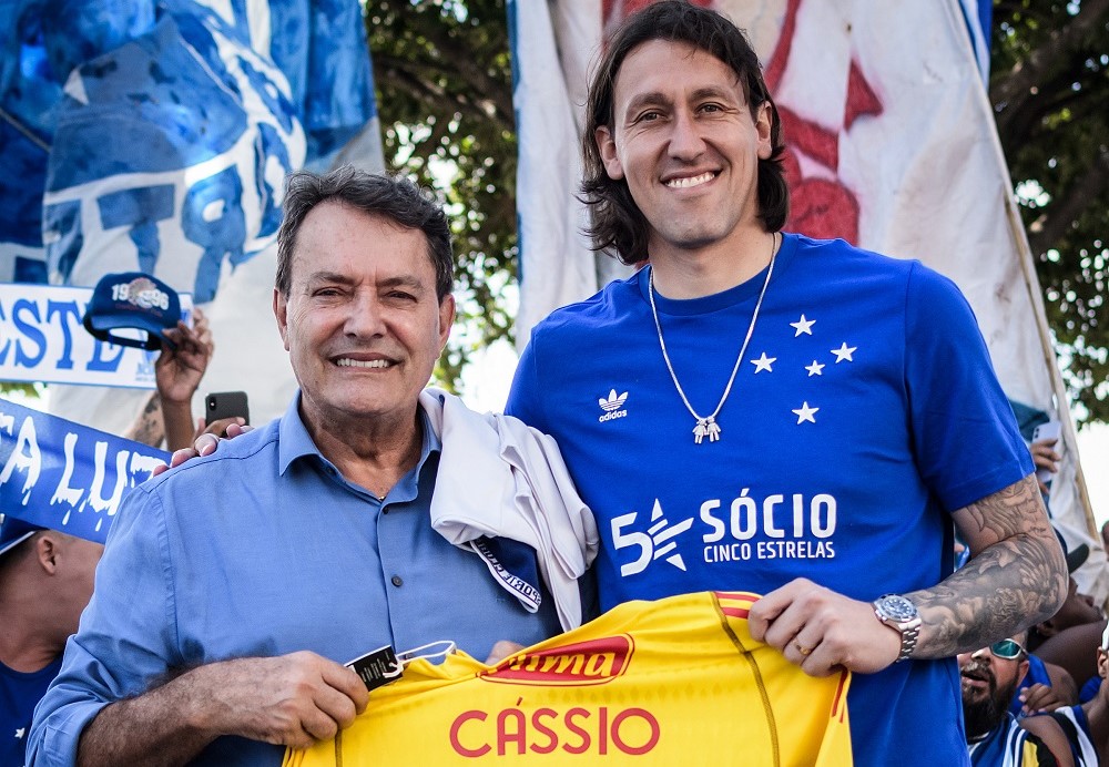 Cássio recebe camisa personalizada das mãos de Pedro Lourenço, acionista majoritário do Cruzeiro