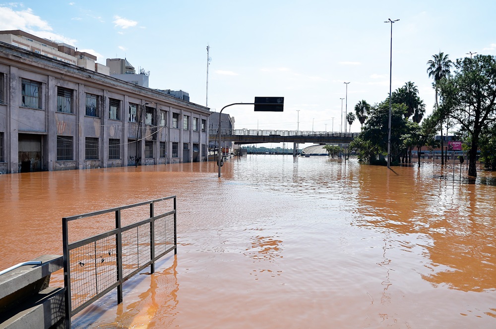 Ruas do Centro Histórico da cidade de Porto Alegre (RS) permanecem alagadas neste domingo
