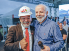 Daniel Vieira, o 'Lula de Arapiraca', posa com o presidente Luiz Inácio Lula da Silva, de quem é sósia