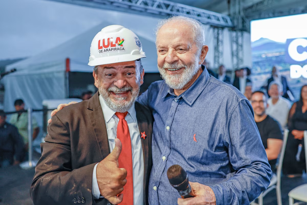 Daniel Vieira, o 'Lula de Arapiraca', posa com o presidente Luiz Inácio Lula da Silva, de quem é sósia
