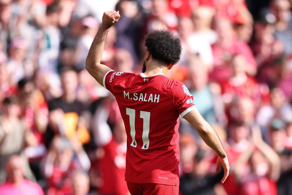 Mohamed Salah, do Liverpool, comemora o gol de 1 a 0 durante a partida de futebol da Premier League inglesa entre Liverpool FC e Tottenham Hotspur em Liverpool
