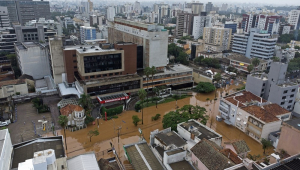 Vista aérea da Orla do Rio Guaiba, em Porto Alegre (RS), completamente coberta de água após o transbordamento do rio, neste sábado