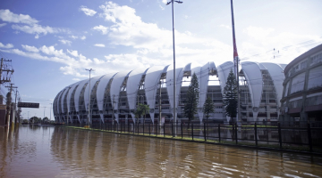 Vista do entorno do Estádio Beira-Rio e do Ginásio Gigantinho, em Porto Alegre, alagados após o transbordamento do Lago Guaiba