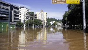 Chuvas intensas em Porto Alegre interrompem trabalhos de resgate