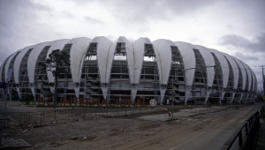 Vista do entorno do Estádio Beira-Rio, onde o alagamento baixou, nesta segunda-feira