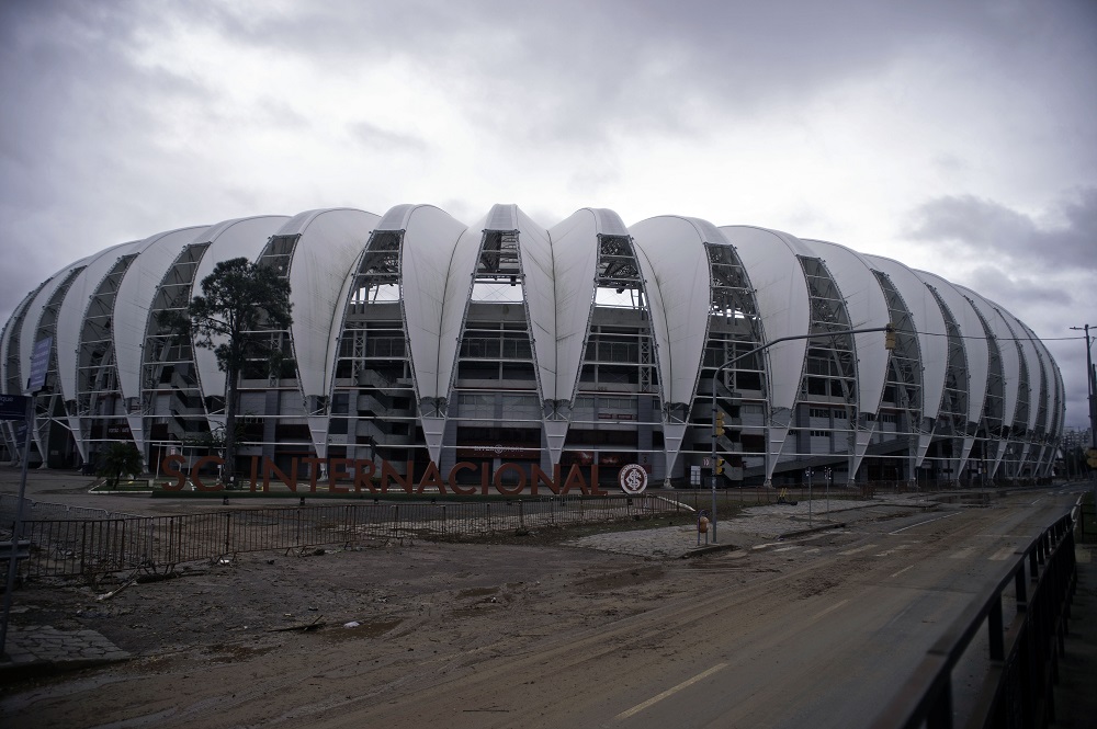 Vista do entorno do Estádio Beira-Rio, onde o alagamento baixou, nesta segunda-feira