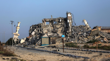 Vista de edifícios destruídos, entre eles uma mesquita, no norte do campo de refugiados de Al Nuseirat, centro da Faixa de Gaza, 17 de maio de 2024. Mais de 35.000 palestinos e mais de 1.400 israelenses foram mortos, de acordo com o Ministério da Saúde palestino e a Defesa de Israel (IDF), desde que militantes do Hamas lançaram um ataque contra Israel a partir da Faixa de Gaza em 7 de outubro de 2023, e as operações israelenses em Gaza e na Cisjordânia que se seguiram.