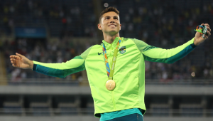 Foto de arquivo de 15/08/2016 do atleta Thiago Braz da Silva ao conquistar a medalha de ouro na prova do salto com vara dos Jogos Olímpicos Rio 2016, no Estádio Olímpico (Engenhão), no Rio de Janeiro. O sonho do campeão olímpico Thiago Braz de disputar os Jogos Olímpicos de Paris-2024 chegou ao fim nesta terça-feira, 28. Suspenso preventivamente desde julho de 2023, quando foi flagrado em exame antidoping, o brasileiro do salto com vara teve suspensão divulgada de 16 meses e só estará liberado para voltar às disputas no fim do ano. Desta maneira, não poderá buscar seu terceiro pódio seguido após ouro no Rio-2016 e bronze em Tóquio, disputado em 2021.