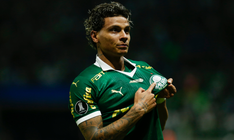 Richard Ríos, do Palmeiras, comemora o seu gol na partida entre Palmeiras e Independiente del Valle, do Equador, válida pela quinta rodada do Grupo F da Copa Libertadores 2024, realizada no Allianz Parque, em São Paulo, na noite desta quarta-feira (15). O Palmeiras venceu por 2 a 1 e garantiu a classificação como primeiro do grupo.