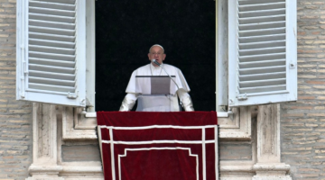 O Papa Francisco dirige-se à multidão da janela do palácio apostólico com vista para a praça de São Pedro durante a oração Regina Coeli em 19 de maio de 2024 no Vaticano.