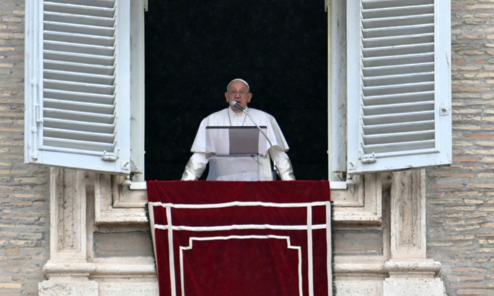 O Papa Francisco dirige-se à multidão da janela do palácio apostólico com vista para a praça de São Pedro durante a oração Regina Coeli em 19 de maio de 2024 no Vaticano.