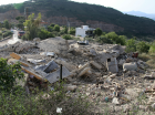 Um edifício é demolido na aldeia fronteiriça de Kfar Hamam, no sul do Líbano, após um ataque israelita em 17 de maio de 2024, no meio de contínuos confrontos transfronteiriços entre tropas israelitas e combatentes do Hezbollah.