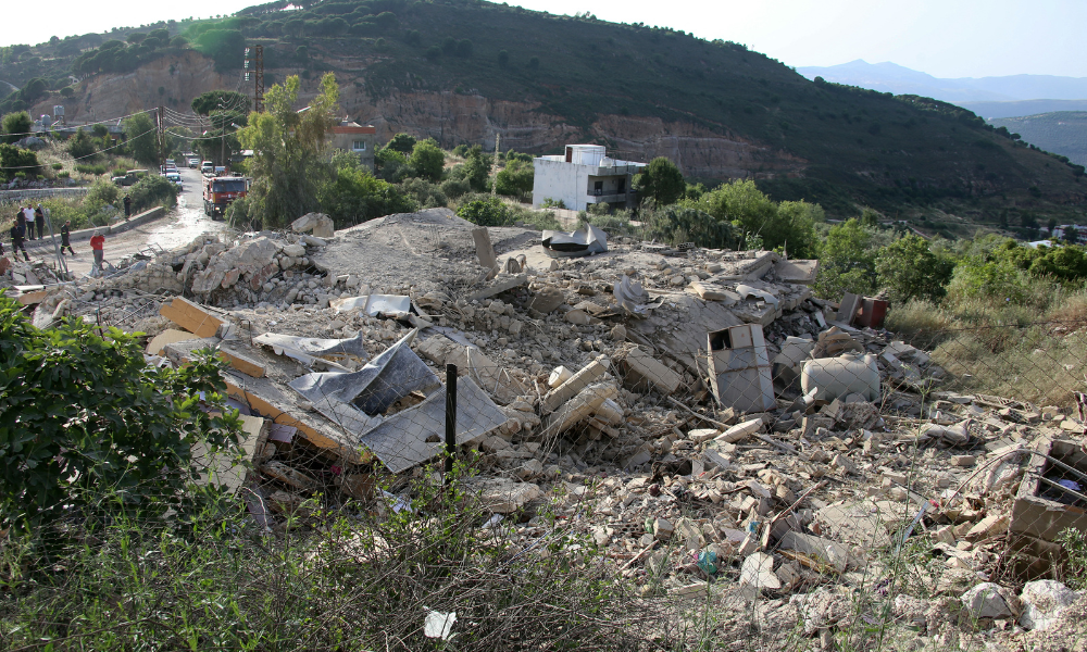 Um edifício é demolido na aldeia fronteiriça de Kfar Hamam, no sul do Líbano, após um ataque israelita em 17 de maio de 2024, no meio de contínuos confrontos transfronteiriços entre tropas israelitas e combatentes do Hezbollah.