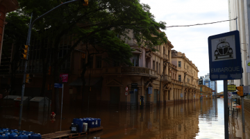RS - CHUVAS/RS/PORTO AEGRE/LAGO GUAÍBA - GERAL - Água começa a baixar na área do centro histórico da cidade de Porto Alegre (RS), na tarde desta sexta-feira, 17 de maio de 2024. O nível do Lago Guaíba atingiu a marca de 4,65 metros, a menor marca desde domingo, 12.