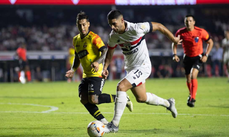 SP - LIBERTADORES/SÃO PAULO X BARCELONA-EQU - ESPORTES - Michel Araújo, do São Paulo, na partida entre São Paulo e Barcelona, do Equador, válida pela 5ª rodada do grupo B da Copa Libertadores 2024, realizada no Estádio Morumbis, na capital paulista, na noite desta quinta-feira (16). O jogo terminou sem gols.