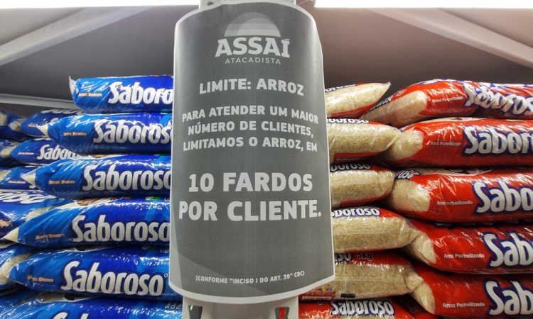 Supermercado atacadista em São Paulo limita a venda de fardos de arroz