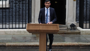 O primeiro-ministro britânico Rishi Sunak se prepara para fazer um discurso fora de 10 Downing Street em Londres
