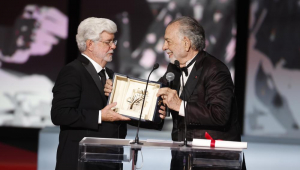 George Lucas (esq.) recebe o Prêmio Honorário Palma de Ouro de Francis Ford Coppola (dir.) durante a cerimônia de encerramento e premiação do 77º Festival Anual de Cinema de Cannes