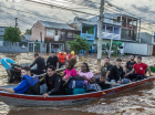 Trabalho de resgate das pessoas ilhadas pela enchente causada pelo Rio Guaiba, em Porto Alegre