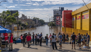 Pessoas desalojadas são atendidas por voluntários em ponto de apoio na cidade de Porto Alegre