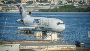 As pistas de pouso e decolagem do Aeroporto Salgado Filho, em Porto Alegre, seguem alagadas
