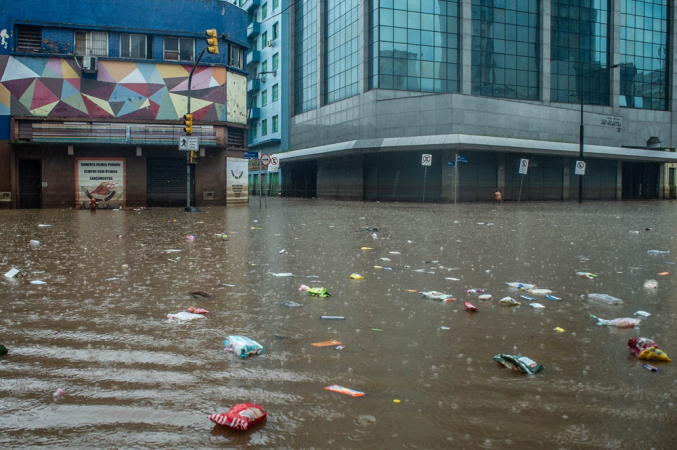 Lixo e materiais descartados após a enchente que assolou Porto Alegre por três semanas