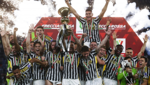 Jogadores da Juventus comemoram com o troféu após vencerem a final da Copa da Itália