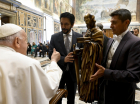 Ricardo Nunes presenteia o papa Francisco