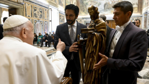 Ricardo Nunes presenteia o papa Francisco