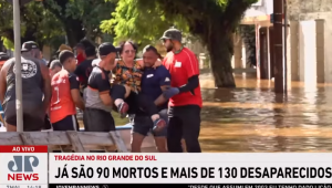 Resgate de uma idosa no bairro de Floresta, em Porto Alegre