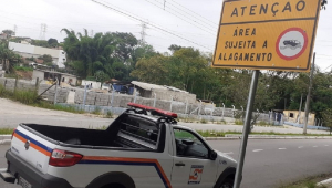 Placa de alerta sobre alagamentos em rua de Taubaté, no interior de São Paulo