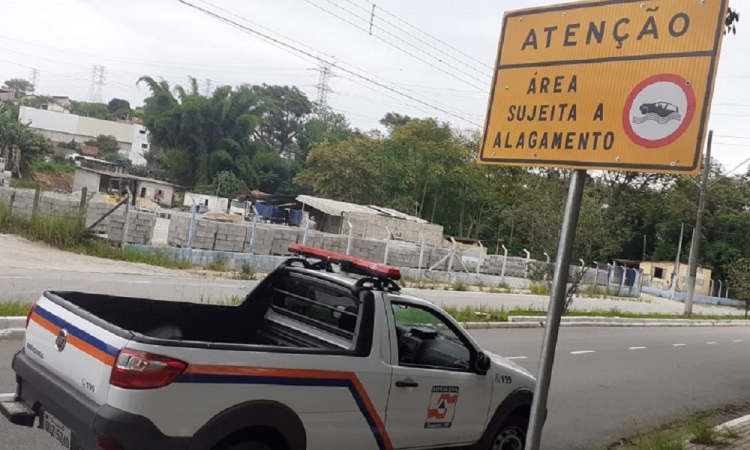 Placa de alerta sobre alagamentos em rua de Taubaté, no interior de São Paulo