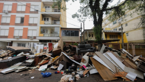 Móveis acumulados no bairro Cidade Baixa, no centro de Porto Alegre