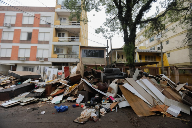 Centro de Porto Alegre vira lixão a céu aberto após água baixar