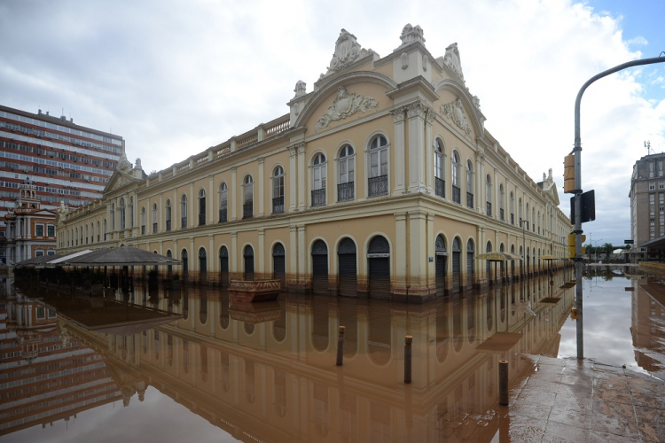 Auxílio reconstrução para vítimas das enchentes no Rio Grande do Sul deve começar a ser pago neste mês