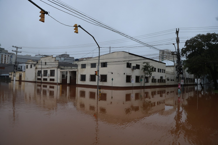 Enchente histórica em Porto Alegre afeta serviços públicos e deixa 4.000 residências sem água e luz