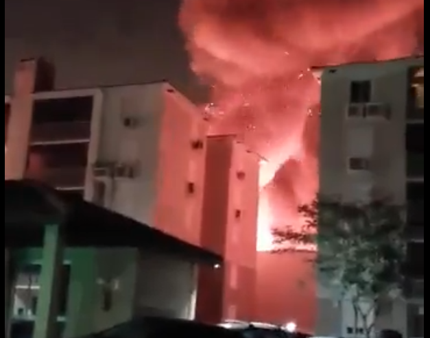 Grande incêndio atinge loja em bairro alagado de Porto Alegre