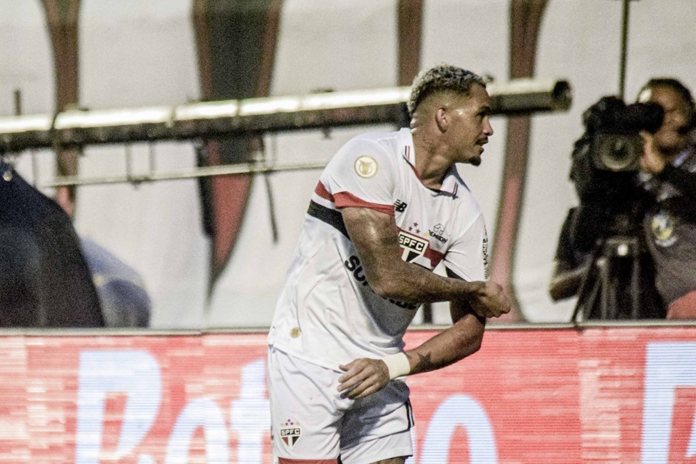 Luciano, do São Paulo, comemora seu gol marcado sobre o Vitória