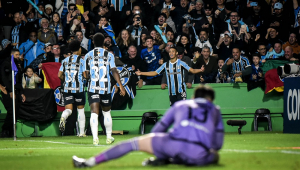 Gustavo Nunes, do Grêmio, comemora após marcar gol na partida entre Grêmio e The Strongest, da Bolívia