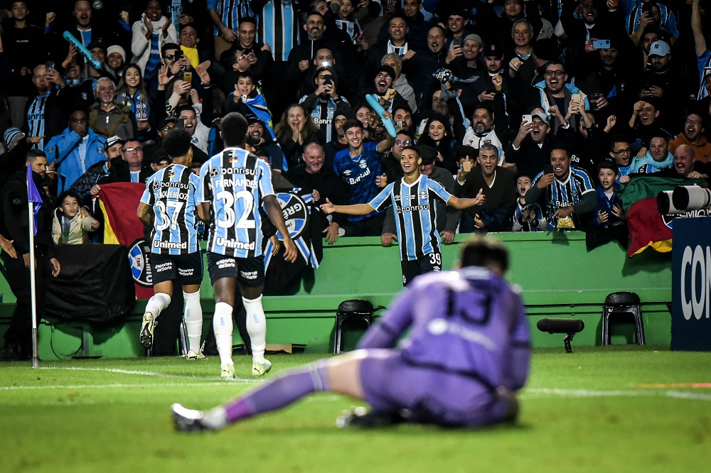 Gustavo Nunes, do Grêmio, comemora após marcar gol na partida entre Grêmio e The Strongest, da Bolívia