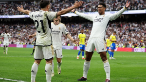 Brahim Díaz e Bellingham comemoram juntos após o inglês marcar o segundo gol do Real Madrid contra o Cádiz