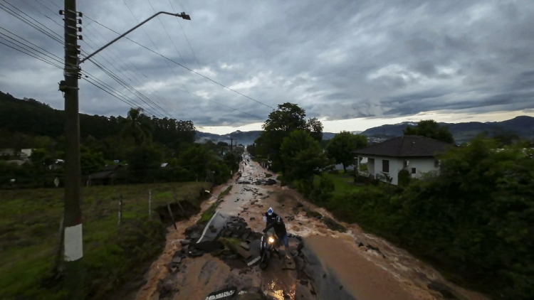 BRASIL-TEMPO-INUNDAÇÕES-DESASTRES