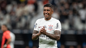 Paulinho, do Corinthians , comemora a vitória diante do Nacional (PAR), ao fim da partida válida pela 2° rodada da copa Sul-Americana 2024