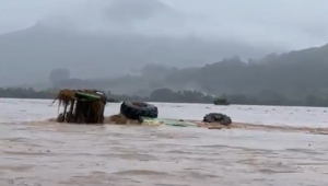 Máquina agrícola boiando em enchente no Rio Grande do Sul